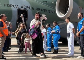 Brasileiros e familiares repatriados da zona de conflito no Líbano durante desembarque em Guarulhos (SP) - Foto: FAB/Divulgação