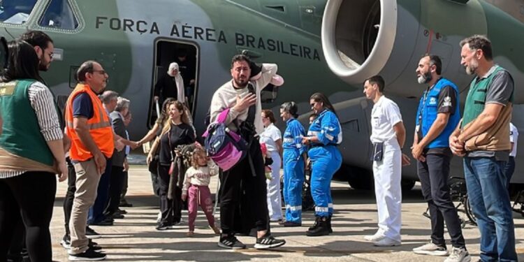 Brasileiros e familiares repatriados da zona de conflito no Líbano durante desembarque em Guarulhos (SP) - Foto: FAB/Divulgação Brasileiros e familiares repatriados da zona de conflito no Líbano durante desembarque em Guarulhos (SP) - Foto: FAB/Divulgação