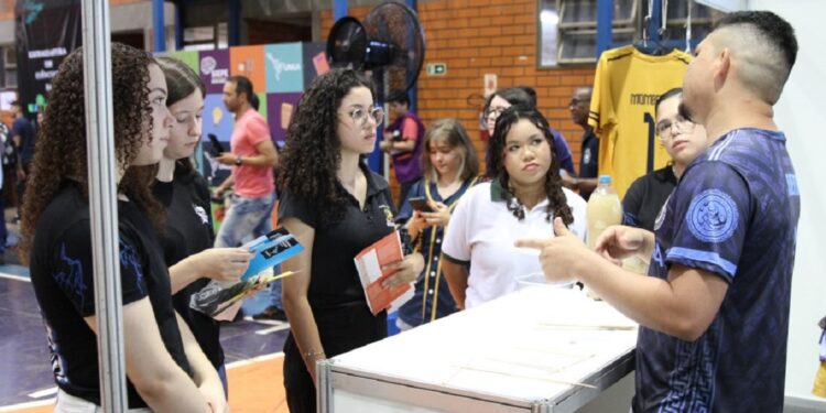 Embora as turmas de Ensino Médio sejam o público principal, a Mostra de Cursos é aberta para qualquer pessoa que tenha vontade de conhecer mais sobre a UNILA Embora as turmas de Ensino Médio sejam o público principal, a Mostra de Cursos é aberta para qualquer pessoa que tenha vontade de conhecer mais sobre a UNILA