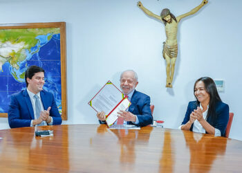 O ministro André Fufuca (Esporte), a deputada Erika Kokay (autora da lei), o presidente Lula, a senadora Eliziane Gama e a ministra Macaé Evaristo (Direitos Humanos e Cidadania): proteção e prevenção. Foto: Ricardo Stuckert / PR