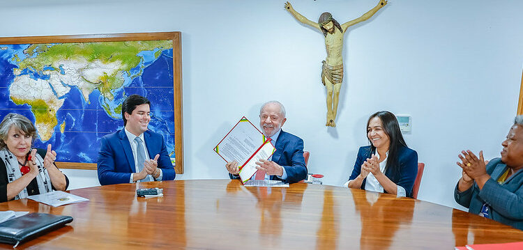 O ministro André Fufuca (Esporte), a deputada Erika Kokay (autora da lei), o presidente Lula, a senadora Eliziane Gama e a ministra Macaé Evaristo (Direitos Humanos e Cidadania): proteção e prevenção. Foto: Ricardo Stuckert / PR