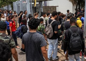 Candidatos chegam a local de provas no primeiro dia do Enem 2024: quem faltar a qualquer um dos domingos por motivos que não se enquadram no edital não tem direito à reaplicação - Foto: Marcelo Camargo/Agência Brasil