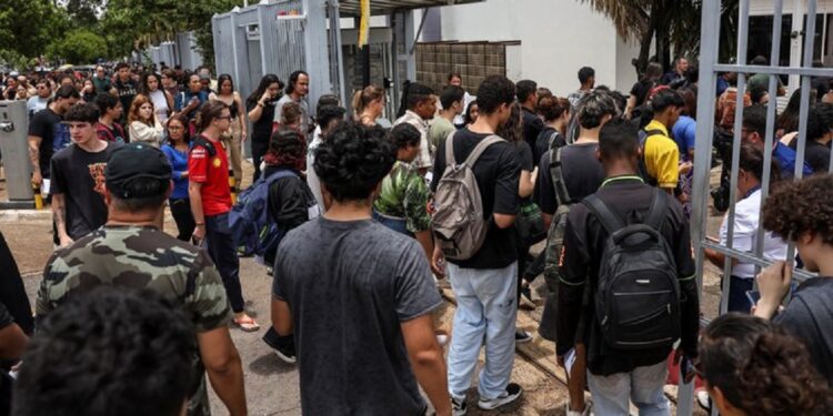 Candidatos chegam a local de provas no primeiro dia do Enem 2024: quem faltar a qualquer um dos domingos por motivos que não se enquadram no edital não tem direito à reaplicação - Foto: Marcelo Camargo/Agência Brasil Candidatos chegam a local de provas no primeiro dia do Enem 2024: quem faltar a qualquer um dos domingos por motivos que não se enquadram no edital não tem direito à reaplicação - Foto: Marcelo Camargo/Agência Brasil