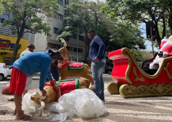 Decoração Natalina sendo preparada para encantar moradores e turistas que pela Avenida Brasil passam. - Fotos: Barbara Jayane Magalhães / Itaipu Parquetec