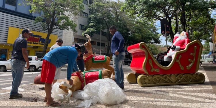 Decoração Natalina sendo preparada para encantar moradores e turistas que pela Avenida Brasil passam. - Fotos: Barbara Jayane Magalhães / Itaipu Parquetec Decoração Natalina sendo preparada para encantar moradores e turistas que pela Avenida Brasil passam. - Fotos: Barbara Jayane Magalhães / Itaipu Parquetec