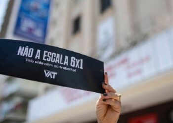 Cartaz em manifestação do movimento Vida Além do Trabalho: pelo fim da escala de 6×1 (Foto: Davi Pinheiro. / Divulgação)