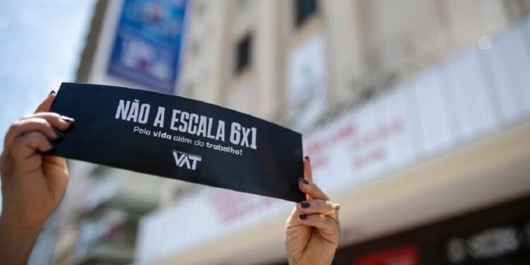 Cartaz em manifestação do movimento Vida Além do Trabalho: pelo fim da escala de 6×1 (Foto: Davi Pinheiro. / Divulgação) Cartaz em manifestação do movimento Vida Além do Trabalho: pelo fim da escala de 6×1 (Foto: Davi Pinheiro. / Divulgação)