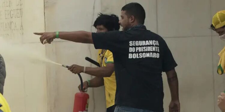 Golpistas invadiram e depredaram prédios públicos na Praça dos Três Poderes. Vândalos usaram extintor de incêndio próximo ao prédio do Superior Tribunal Federal (STF). Foto: Joedson Alves/Agencia Brasil Golpistas invadiram e depredaram prédios públicos na Praça dos Três Poderes. Vândalos usaram extintor de incêndio próximo ao prédio do Superior Tribunal Federal (STF). Foto: Joedson Alves/Agencia Brasil