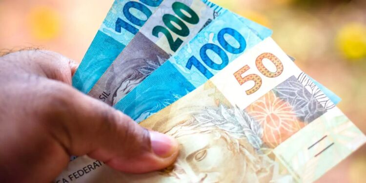 O dinheiro foi depositado nas contas bancárias dos contribuintes ou transferido por meio de Pix
Foto: Agência Brasil O dinheiro foi depositado nas contas bancárias dos contribuintes ou transferido por meio de Pix
Foto: Agência Brasil