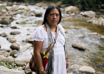 Marina Calderón
Esneda Saavedra às margens do rio Maracas, contaminado pela mineração, que ameaça a sobrevivência da comunidade Yukpa, na Serra del Perijá, Colômbia. Foto: ACNUR