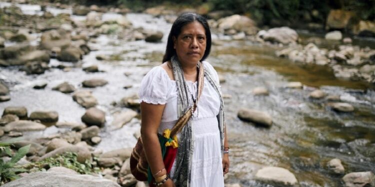 Marina Calderón
Esneda Saavedra às margens do rio Maracas, contaminado pela mineração, que ameaça a sobrevivência da comunidade Yukpa, na Serra del Perijá, Colômbia. Foto: ACNUR