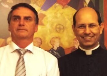 Padre Paulo Ricardo com Jair Bolsonaro em uma palestra realizada em 2015 — Foto: Divulgação