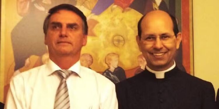 Padre Paulo Ricardo com Jair Bolsonaro em uma palestra realizada em 2015 — Foto: Divulgação Padre Paulo Ricardo com Jair Bolsonaro em uma palestra realizada em 2015 — Foto: Divulgação