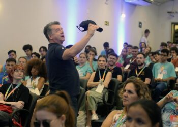 Bacharel em administração de empresas e pós-graduado em Marketing, Cláudio Diogo