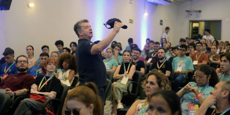 Bacharel em administração de empresas e pós-graduado em Marketing, Cláudio Diogo Bacharel em administração de empresas e pós-graduado em Marketing, Cláudio Diogo