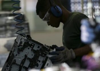 No setor industrial, maior empregador, foram criados mais de 19 mil postos de trabalho no período, enquanto o comércio e a reparação destacaram-se como o segundo segmento com maior saldo positivo - Foto: Marcelo Camargo/Agência Brasil