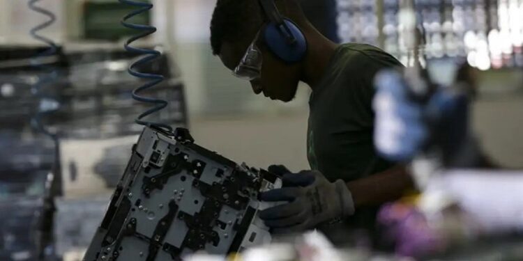 No setor industrial, maior empregador, foram criados mais de 19 mil postos de trabalho no período, enquanto o comércio e a reparação destacaram-se como o segundo segmento com maior saldo positivo - Foto: Marcelo Camargo/Agência Brasil No setor industrial, maior empregador, foram criados mais de 19 mil postos de trabalho no período, enquanto o comércio e a reparação destacaram-se como o segundo segmento com maior saldo positivo - Foto: Marcelo Camargo/Agência Brasil