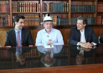 Presidente Lula com os ministros Fernando Haddad, Rui Costa e Simone Tebet e o futuro presidente do Banco Central, Gabriel Galípolo, nesta sexta-feira (20) - Foto: Reprodução YouTube