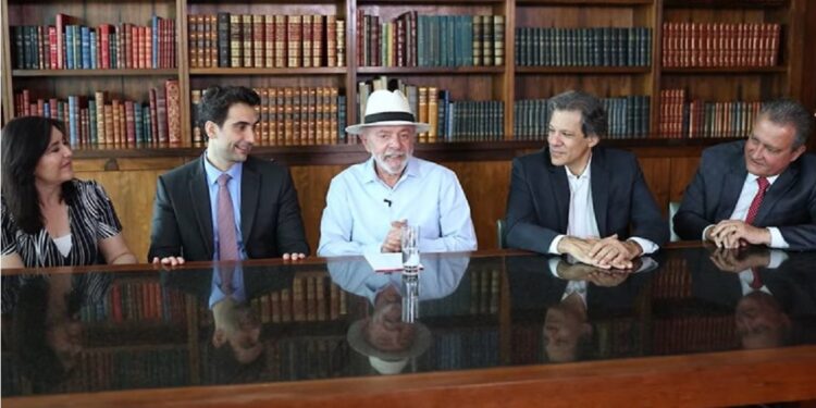 Presidente Lula com os ministros Fernando Haddad, Rui Costa e Simone Tebet e o futuro presidente do Banco Central, Gabriel Galípolo, nesta sexta-feira (20) - Foto: Reprodução YouTube Presidente Lula com os ministros Fernando Haddad, Rui Costa e Simone Tebet e o futuro presidente do Banco Central, Gabriel Galípolo, nesta sexta-feira (20) - Foto: Reprodução YouTube