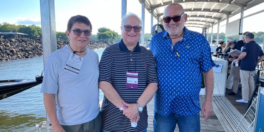 Na foto presidente do Cofeci, João Teodoro ao lado dos diretores Celso Raimundo e Luiz Barcellos