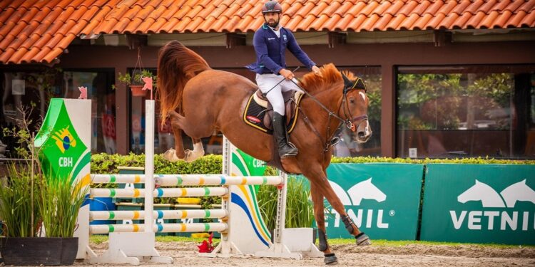 Empresário de Foz supera 45 competidores e conquista primeiro lugar no ranking paranaense de hipismo. Foto Grace Cambraia - GoJump Empresário de Foz supera 45 competidores e conquista primeiro lugar no ranking paranaense de hipismo. Foto Grace Cambraia - GoJump