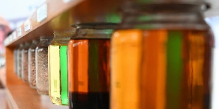 Brasil produziu 77 bilhões de litros de biodiesel, evitando emissão de 240 milhões de toneladas de CO2 e poupando cerca de U$ 38 bilhões em importação Brasil produziu 77 bilhões de litros de biodiesel, evitando emissão de 240 milhões de toneladas de CO2 e poupando cerca de U$ 38 bilhões em importação