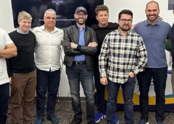 Da esquerda para a direita: Coronel Rosses, Marcel Van Hattem, Eduardo Girão, Jorge Seif, Mario Frias, Paulo Figueiredo, Eduardo Bolsonaro e Sóstenes Cavalcante
Imagem: Reprodução/Instagram