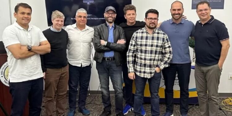 Da esquerda para a direita: Coronel Rosses, Marcel Van Hattem, Eduardo Girão, Jorge Seif, Mario Frias, Paulo Figueiredo, Eduardo Bolsonaro e Sóstenes Cavalcante
Imagem: Reprodução/Instagram
