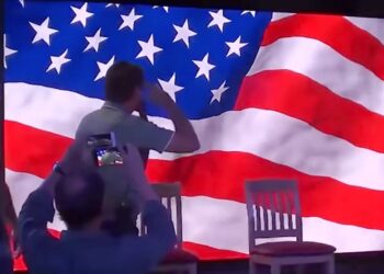 Bolsonaro bate continência à bandeira dos EUA em sinal de subserviência - Foto: Divulgação