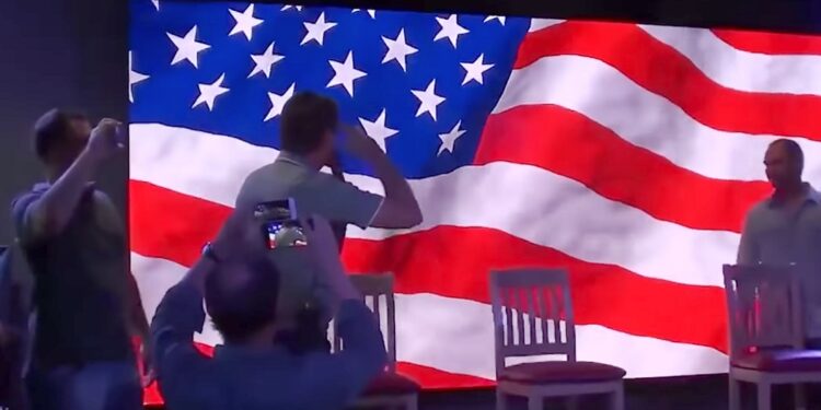 Bolsonaro bate continência à bandeira dos EUA em sinal de subserviência - Foto: Divulgação Bolsonaro bate continência à bandeira dos EUA em sinal de subserviência - Foto: Divulgação