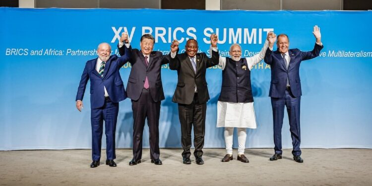 Presidente Luiz Inácio Lula da Silva e os presidentes da República Popular da China, Xi Jinping e da África do Sul, Cyril Ramaphosa; o primeiro-Ministro da Índia, Narendra Modi; e o ministro das Relações Exteriores da Rússia, Sergey Lavrov, na Cúpula de Líderes do BRICS 2023, em Joanesburgo - Foto: Ricardo Stuckert/Secom-PR Presidente Luiz Inácio Lula da Silva e os presidentes da República Popular da China, Xi Jinping e da África do Sul, Cyril Ramaphosa; o primeiro-Ministro da Índia, Narendra Modi; e o ministro das Relações Exteriores da Rússia, Sergey Lavrov, na Cúpula de Líderes do BRICS 2023, em Joanesburgo - Foto: Ricardo Stuckert/Secom-PR