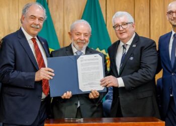 Presidente Lula com o presidente do BNDES, Aloizio Mercadante, e o diretor-presidente da EPR, José Carlos Cassaniga, durante cerimônia de anúncio de financiamento do BNDES à concessionária EPR para rodovias do Paraná - Foto: Ricardo Stuckert / PR