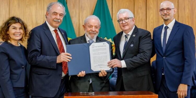 Presidente Lula com o presidente do BNDES, Aloizio Mercadante, e o diretor-presidente da EPR, José Carlos Cassaniga, durante cerimônia de anúncio de financiamento do BNDES à concessionária EPR para rodovias do Paraná - Foto: Ricardo Stuckert / PR Presidente Lula com o presidente do BNDES, Aloizio Mercadante, e o diretor-presidente da EPR, José Carlos Cassaniga, durante cerimônia de anúncio de financiamento do BNDES à concessionária EPR para rodovias do Paraná - Foto: Ricardo Stuckert / PR