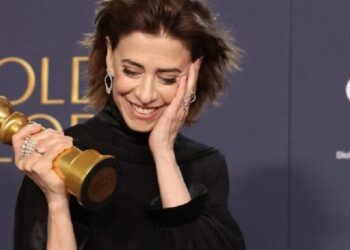 Fernanda Torres levou o prêmio de Melhor Atriz por Ainda Estou Aqui. Ela se tornou a primeira brasileira a ganhar o Globo de Ouro nesta categoria. Foto: Divulgação