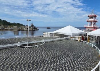 Uma plataforma acoplada a dois rebocadores está implantando os cabos de fibra ótica sob as águas do rio Solimões - Foto: Layo Stambassi/MCom