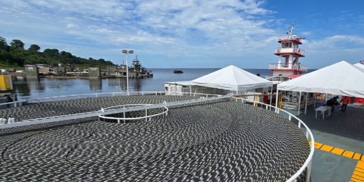 Uma plataforma acoplada a dois rebocadores está implantando os cabos de fibra ótica sob as águas do rio Solimões - Foto: Layo Stambassi/MCom Uma plataforma acoplada a dois rebocadores está implantando os cabos de fibra ótica sob as águas do rio Solimões - Foto: Layo Stambassi/MCom