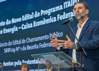 Diretor-geral da Itaipu, Enio Verri, no lançamento do novo edital em novembro de 2024 em Foz do Iguaçu (PR).