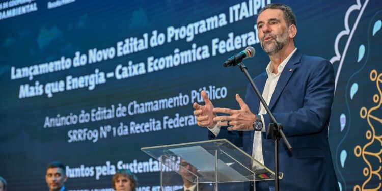 Diretor-geral da Itaipu, Enio Verri, no lançamento do novo edital em novembro de 2024 em Foz do Iguaçu (PR). Diretor-geral da Itaipu, Enio Verri, no lançamento do novo edital em novembro de 2024 em Foz do Iguaçu (PR).