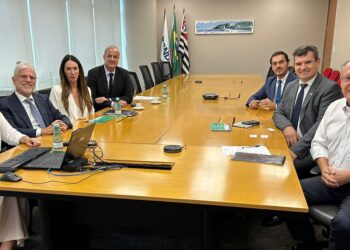 Apresentação das embarcações movidas a hidrogênio verde ao vice-presidente do Brasil, Geraldo Alckmin.