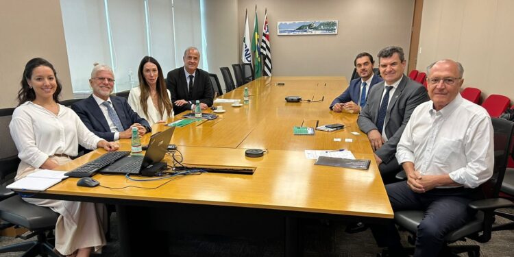 Apresentação das embarcações movidas a hidrogênio verde ao vice-presidente do Brasil, Geraldo Alckmin. Apresentação das embarcações movidas a hidrogênio verde ao vice-presidente do Brasil, Geraldo Alckmin.