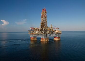 A construção de plataformas de exploração de petróleo compensou parcialmente as perdas decorrentes de paradas para manutenção (Imagem: Agência Petrobras)