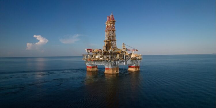 A construção de plataformas de exploração de petróleo compensou parcialmente as perdas decorrentes de paradas para manutenção (Imagem: Agência Petrobras) A construção de plataformas de exploração de petróleo compensou parcialmente as perdas decorrentes de paradas para manutenção (Imagem: Agência Petrobras)