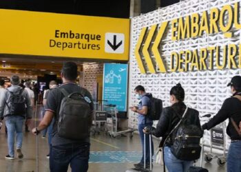 assageiros no terminal 2 do Aeroporto Internacional de Guarulhos. — Foto: Rovena Rosa/Agência Brasil
