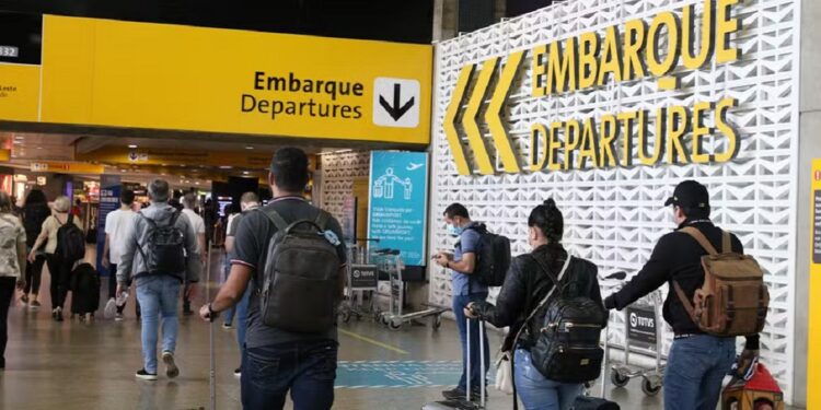 assageiros no terminal 2 do Aeroporto Internacional de Guarulhos. — Foto: Rovena Rosa/Agência Brasil