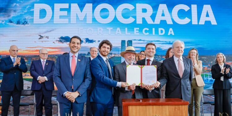 Durante evento no Palácio do Planalto, presidente Lula assinou decreto que cria o Prêmio Eunice Paiva de defesa da democracia. Foto: Ricardo Stuckert / PR Durante evento no Palácio do Planalto, presidente Lula assinou decreto que cria o Prêmio Eunice Paiva de defesa da democracia. Foto: Ricardo Stuckert / PR