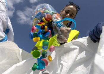 Sófia, Bulgária - 23 de abril de 2023: A campanha nacional Caps for the Future. As tampas de plástico são recolhidas no centro de Sófia. Isso ajuda a comprar ambulâncias neonatais