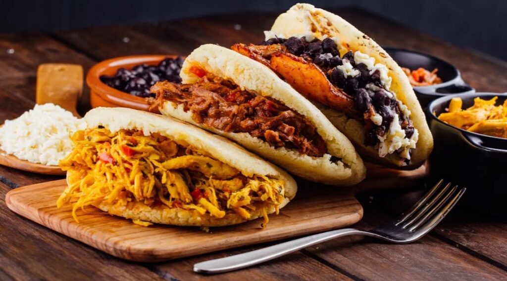 As arepas são parecidas com panquecas, feitas com massa de milho.