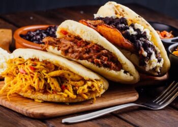 As arepas são parecidas com panquecas, feitas com massa de milho.