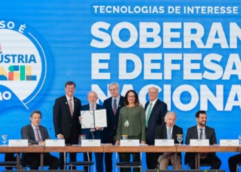 De olho no futuro: o presidente Lula e autoridades, na cerimônia de um ano da Nova Indústria Brasil
