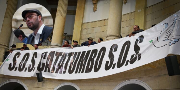 Faixa no Salão Elíptico do Capitólio, em 29 de janeiro, quando o Governo apresentava relatório sobre o decreto de Comocão Interior. Foto: Prensa Senado. Faixa no Salão Elíptico do Capitólio, em 29 de janeiro, quando o Governo apresentava relatório sobre o decreto de Comocão Interior. Foto: Prensa Senado.